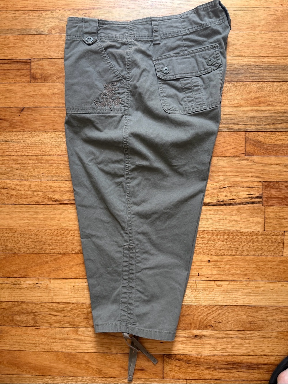 Gloria Vanderbilt Women’s Olive Cargo Capris with Ankle Ties